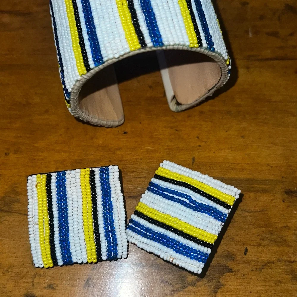 Hand Beaded Vintage Bracelet with Matching Earrings - Picture 2 of 3